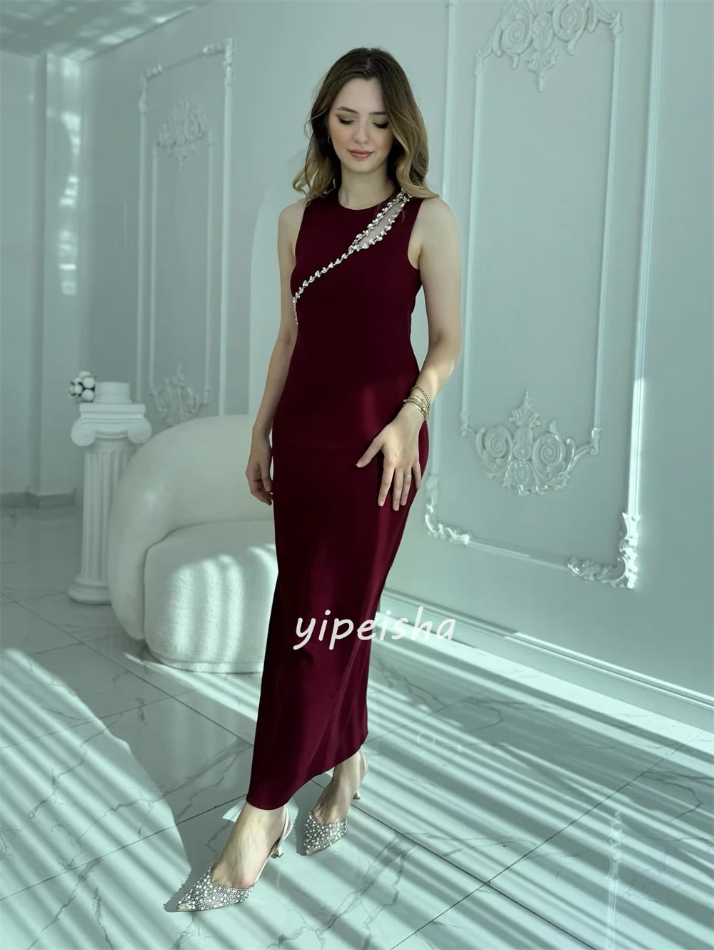 Vestidos hasta el tobillo con cuello redondo recto fruncido con diamantes de imitación de Jersey a juego de estilo moderno personalizado Vestidos para ocasiones a medida