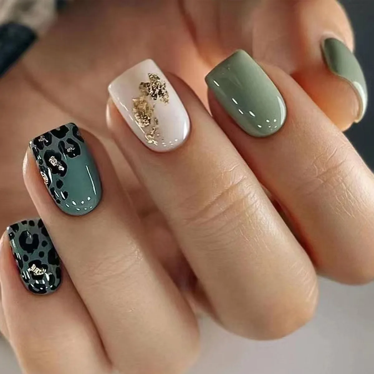 Korte Franse minimalistische pers op nagels Luipaardprint Kunstnagels Groene luipaardprint Ontwerp Kunstmatige volledige dekking nageltips