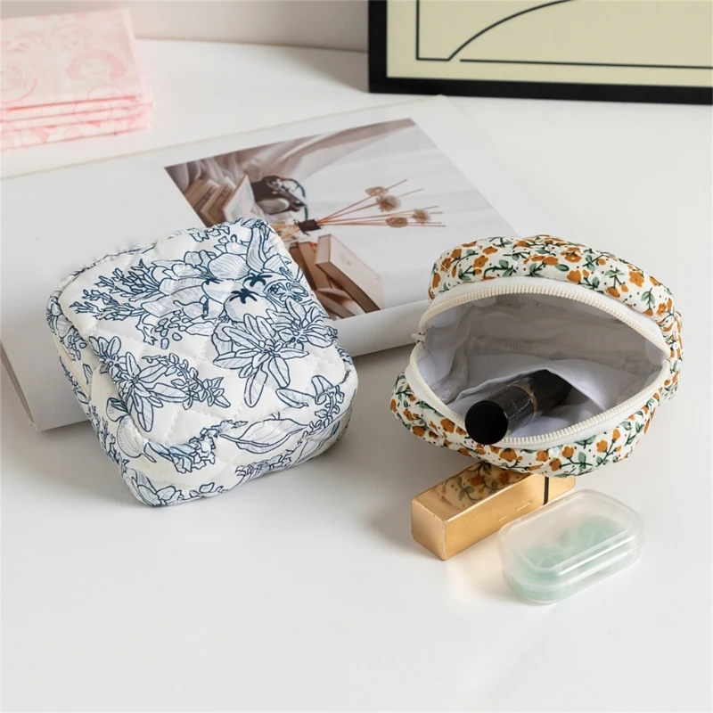 Convenient Menstrual Product Holder Practical Sanitary Napkin Holder Soft Fabric Bag for Traveler and Students 87HA