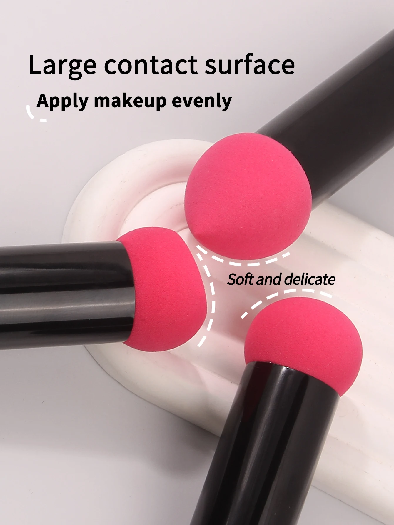 Bouffée de poudre de champignon à tête ronde avec manche en métal noir, éponge de poudre de haute qualité pour le maquillage de fond de teint