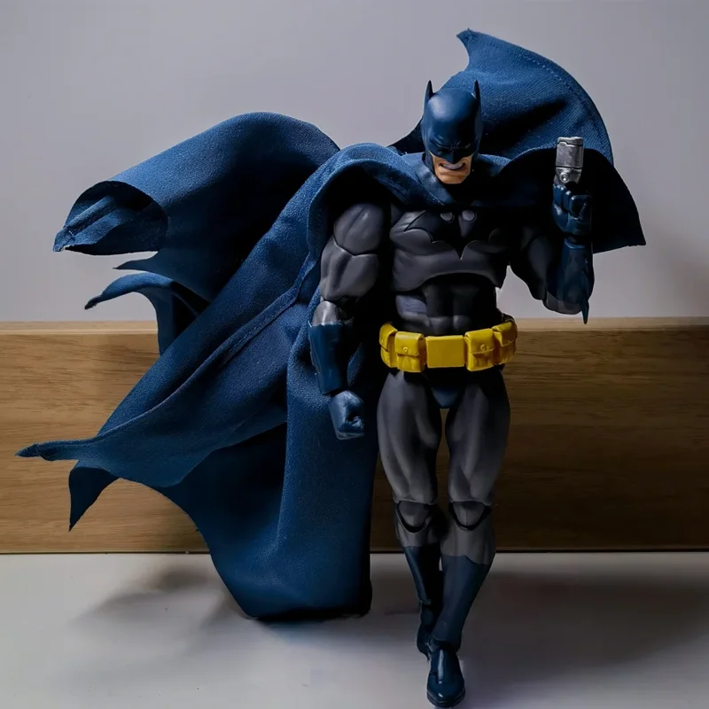 CT Toys Mafex105 Multiverse Batman: Hush (variante azul/cinza) Versão em quadrinhos Modelo KO Figuras de ação Boneca decorativa menino brinquedo presente