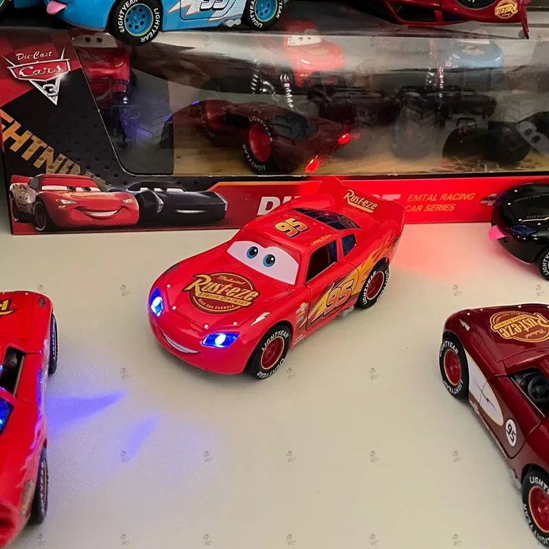 Disney toy story 3 modelo de carro relâmpago mcqueen metal fundido com luzes inercial pull-back roda escupir sua língua carros brinquedos