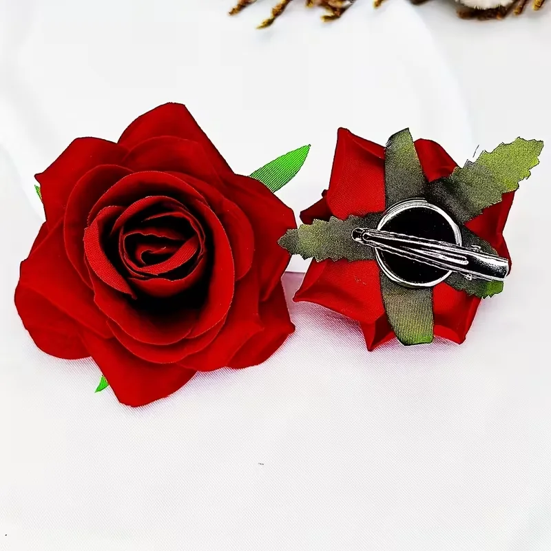 Eine modische und elegante Haarnadel in Rosenform, perfekt als Dekoration für ein Valentinstags-Dinner. – Detail 2
