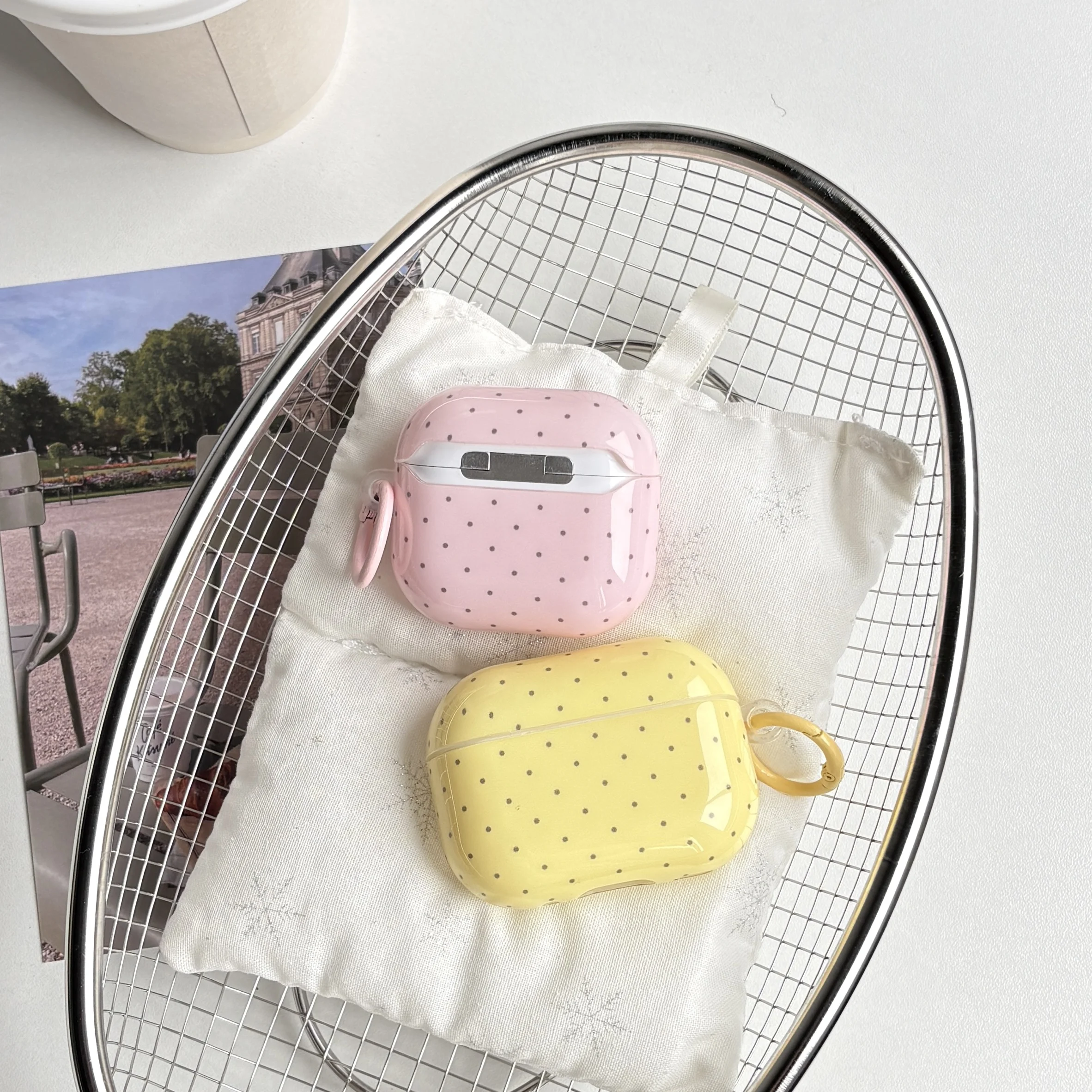 Einfache, modische, gelb-rosa Schutzhülle mit kleinem Polka-Dot-Muster für AirPods 1 2 3 4 Pro Pro2 Pro3.