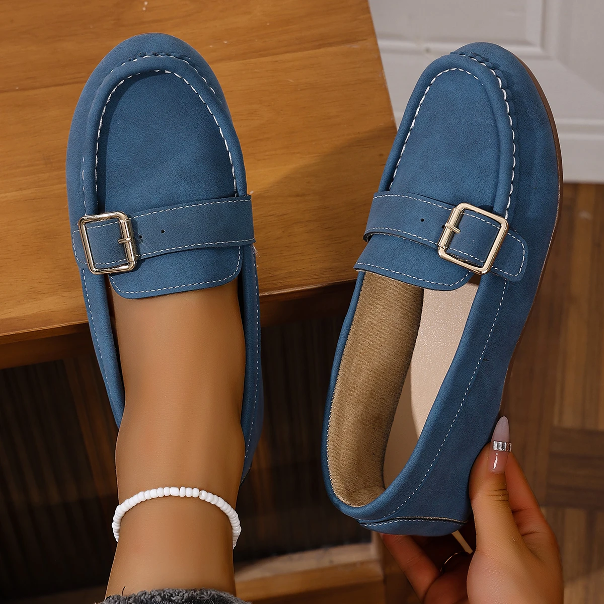 

Women Loafers Comfortable Outdoor Sneakers Women Retro Slip-On Simple Style Shoes Spring and Autumn Large Size Shoes Women