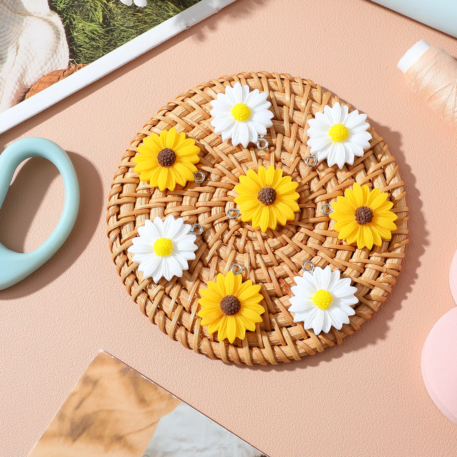 

20pcs Small Daisy Pendant Necklace Accessories DIY Resin Decorations White Yellow Color Craft Ornaments Bracelet Charms