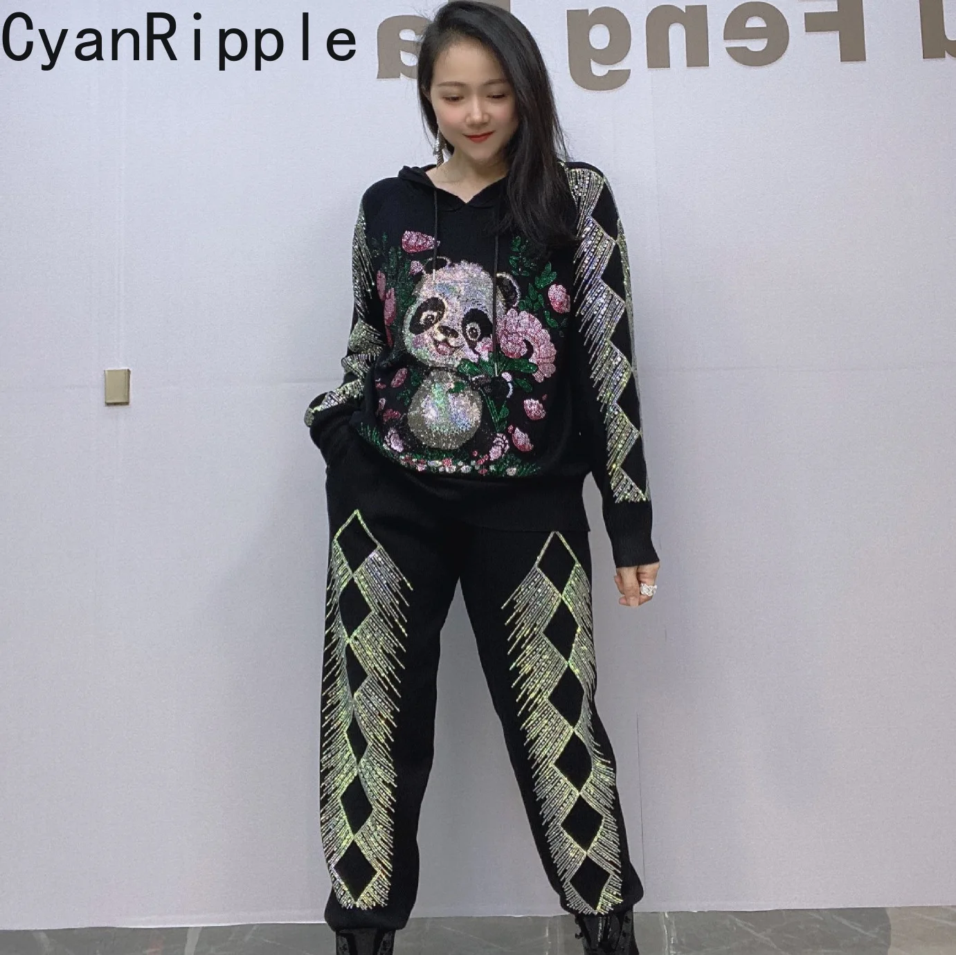 

Модный женский вязаный комплект для весны и осени: роскошный свитер с капюшоном и стразами + повседневные спортивные брюки на эластичной резинке