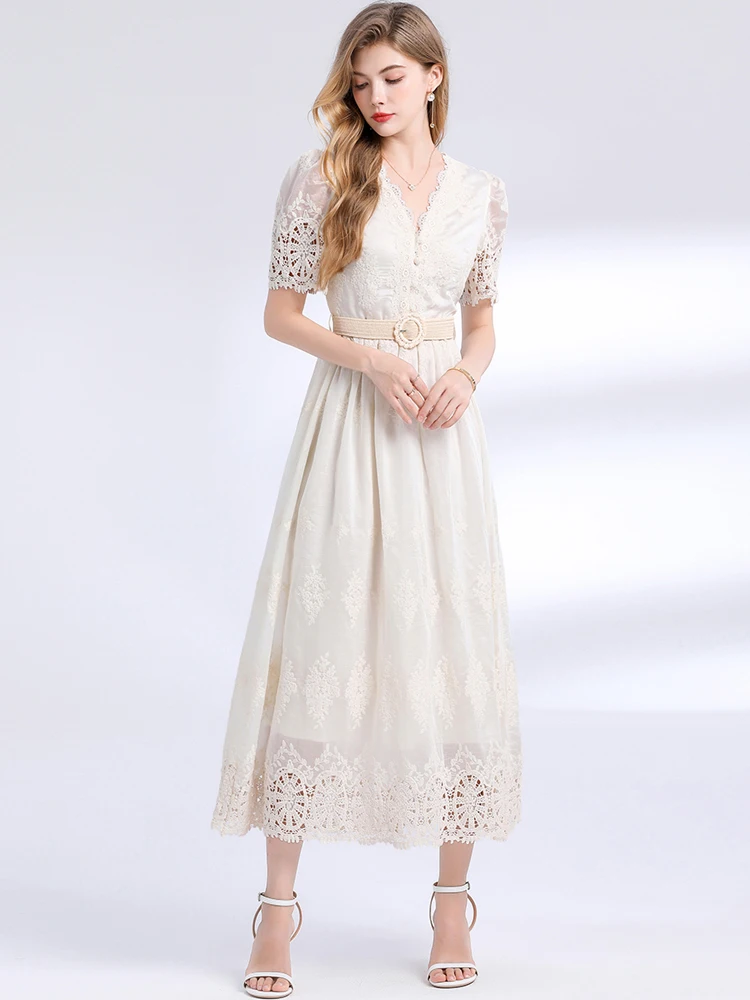 Elegancka sukienka maxi z dekoltem w serek i krótkim rękawem, dopasowana, damska, luksusowa, koronkowa, haftowana, z wycięciami, w stylu vintage, INKEO 5D203, lato 2025.
