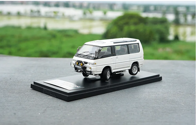 High Quality Original Factory 1:43 Deli Truck Model Mc&sunyork 4x4 Delica4 Wd High Simulation Alloy Car Model