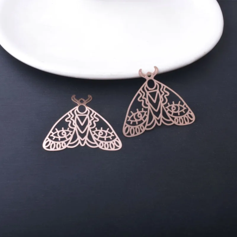 10 Stück Messing-Filigran-Anhänger mit hohlen, hellgoldenen Schmetterlingen und Schmetterlingsmotiven für Schmuck. – Detail 7