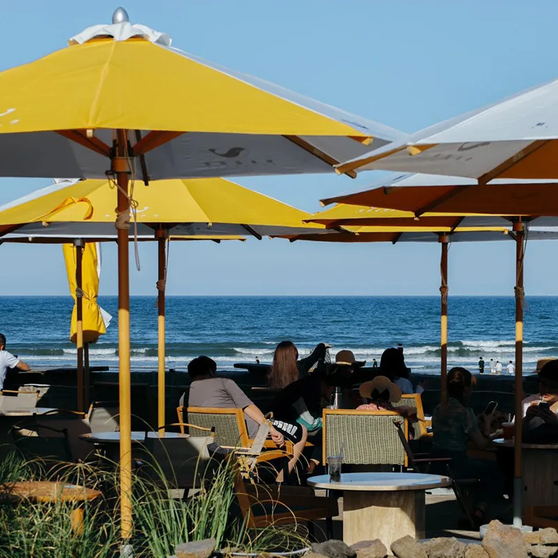 Sombrilla junto al mar para exteriores, sombrilla de columna central para piscina, grano de madera de imitación, resistencia al viento engrosada
