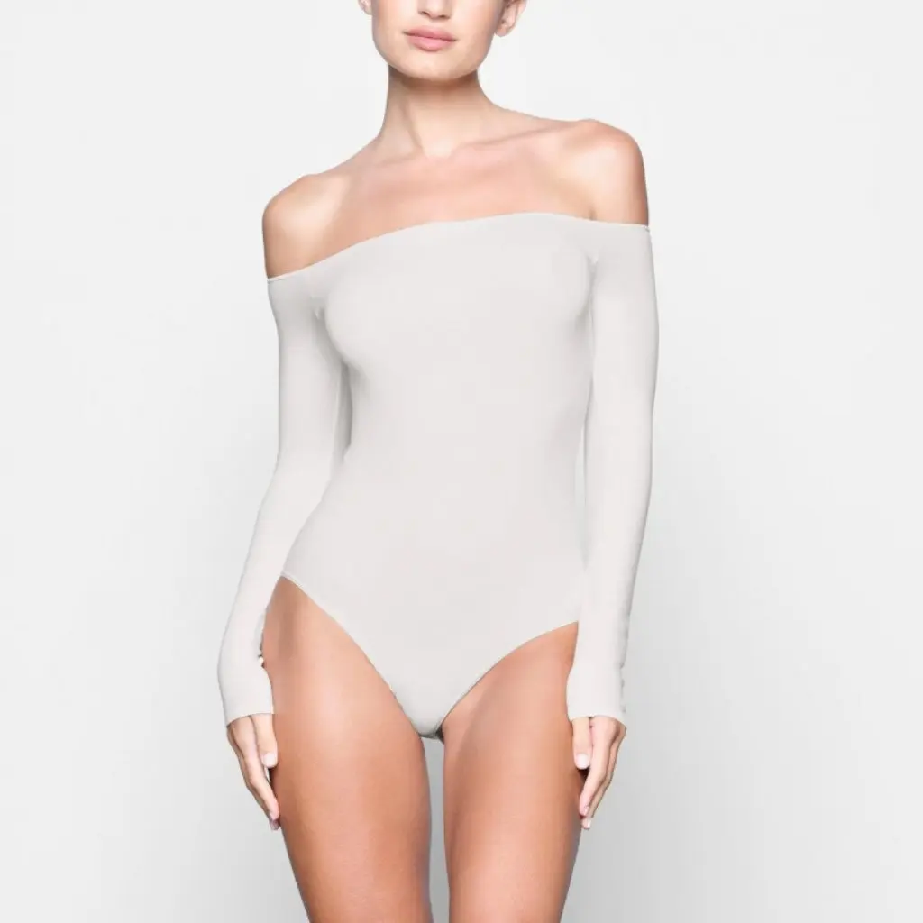 

Kardashian Light Essential футболка с открытыми плечами и длинными рукавами, нижняя рубашка для облегающего комбинезона, женская мода на бедрах