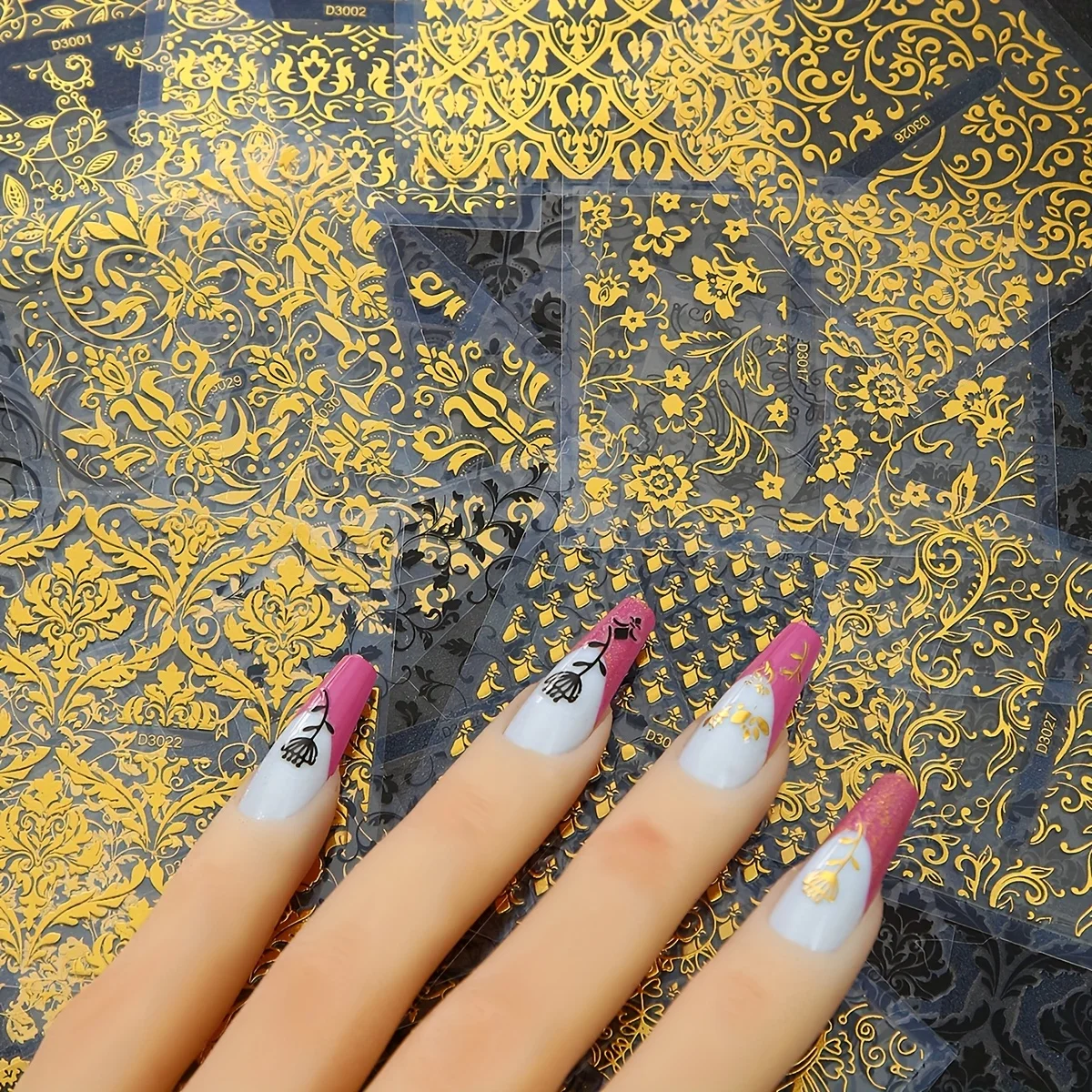 30 Stück goldene Blumen-Nagelaufkleber – elegante metallische goldene und schwarze Blumendesigns, selbstklebende Abziehbilder für Nagelkunst, Handyhüllen