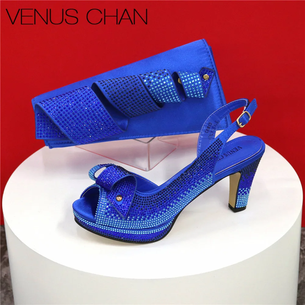 2024 italienisches Design blau Damenmode Strass Perle Fisch Schnabel Zehen kappe Stöckels chuhe Sandalen Damenschuhe & Tasche Set