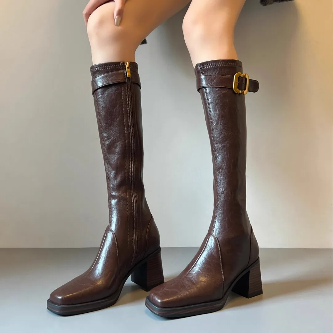 

Женские рыцарские сапоги выше колена с квадратным носком и высокими каблуками. Сапоги с длинными ногами на толстом каблуке. Женские сапоги с пряжкой по бокам на молнии.