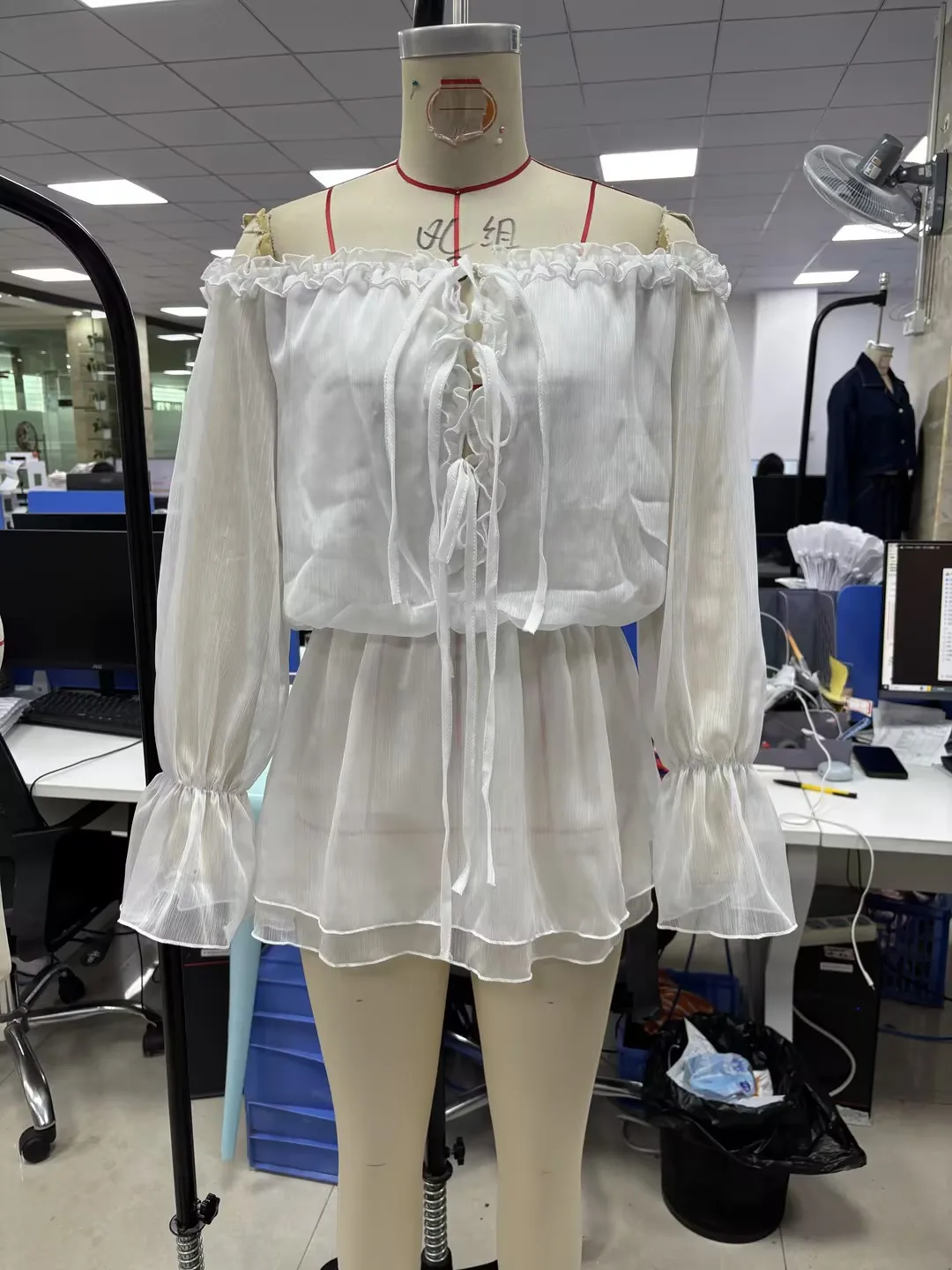 فستان نسائي أبيض مكشوف الكتفين فستان صيفي قصير مع فتحة عنق مكشكشة وأكمام واسعة فستان حفلات كاجوال للشاطئ