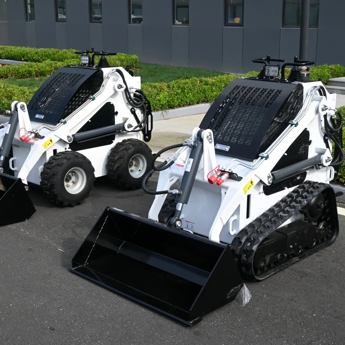 China Hydraulic Skid Steer Loader 260kg 300kg Mini Skid Steer Power Wheeled Skid Steer with 4 in 1 Bucket