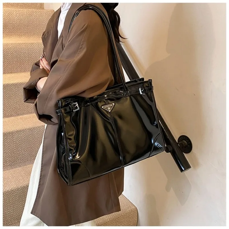 

Oversized Clutch with Wristlet: Evening Female Handbag, Modern Light Luxury Design for Gala & Cocktail Events 2025