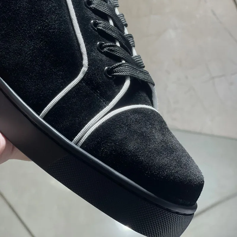 Sneaker datar paku keling kulit asli pria, Sneaker latihan kualitas mewah leher rendah warna hitam dengan paku keling