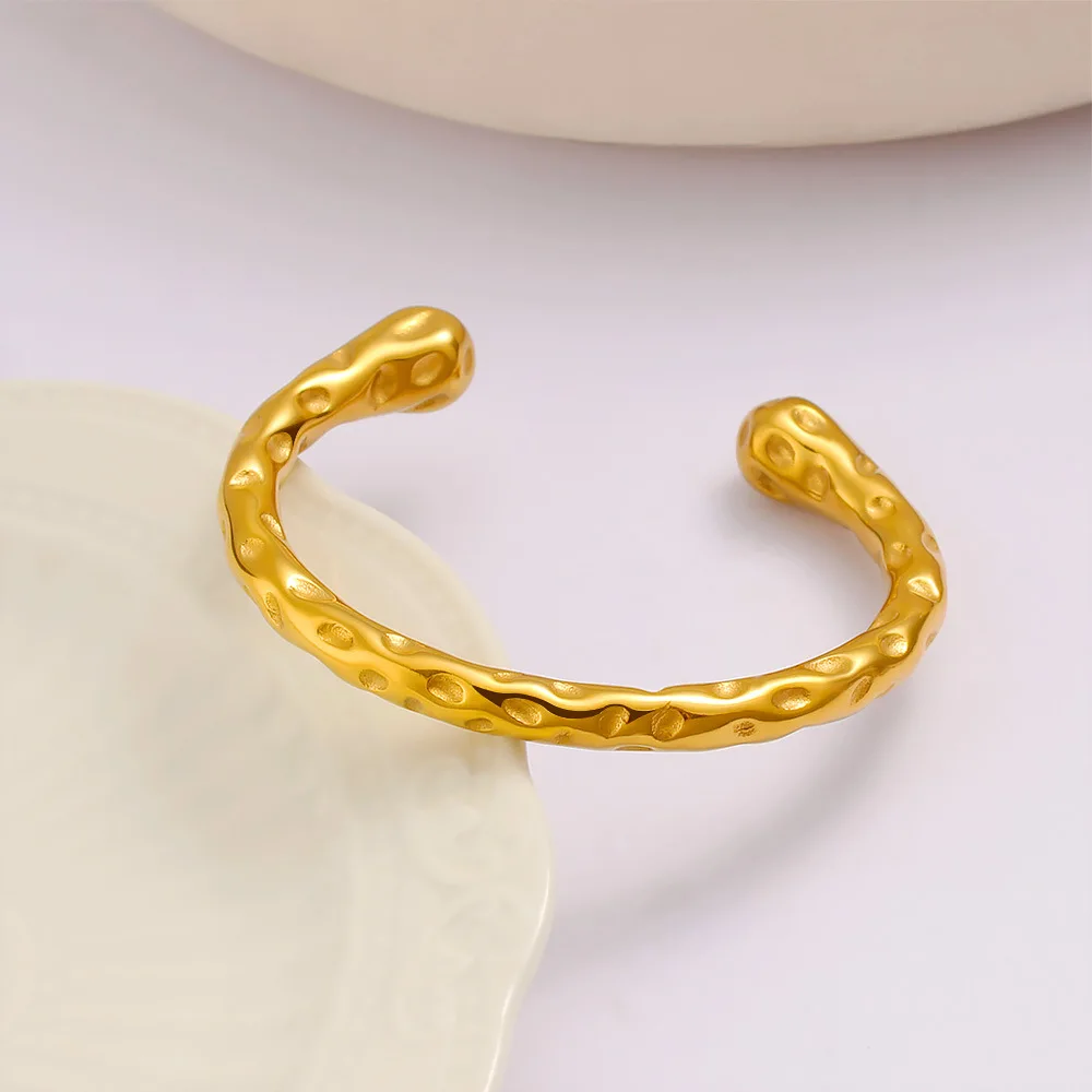 الأوروبية والأمريكية 2025 موضة جديدة بسيطة الراقية سوار مفتوح مطروق