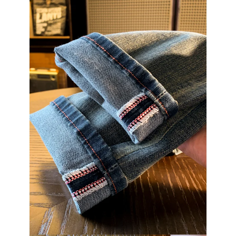 

2025 новые высококачественные легкие роскошные джинсы для мужчин, эластичный приталенный крой, маленькие ноги, осенние и зимние мужские брюки в корейском стиле в стиле ретро.