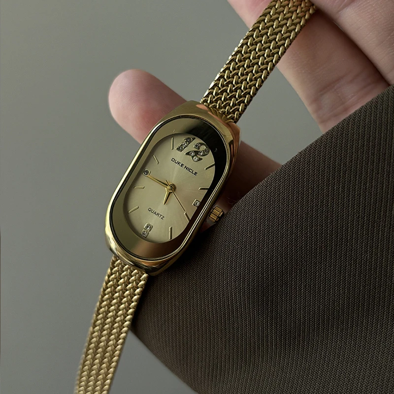 ساعة نسائية بيضاوية الشكل بتصميم بسيط وأنيق، تتميز بحزام فولاذي، طراز قديم عصري وبسيط. #4