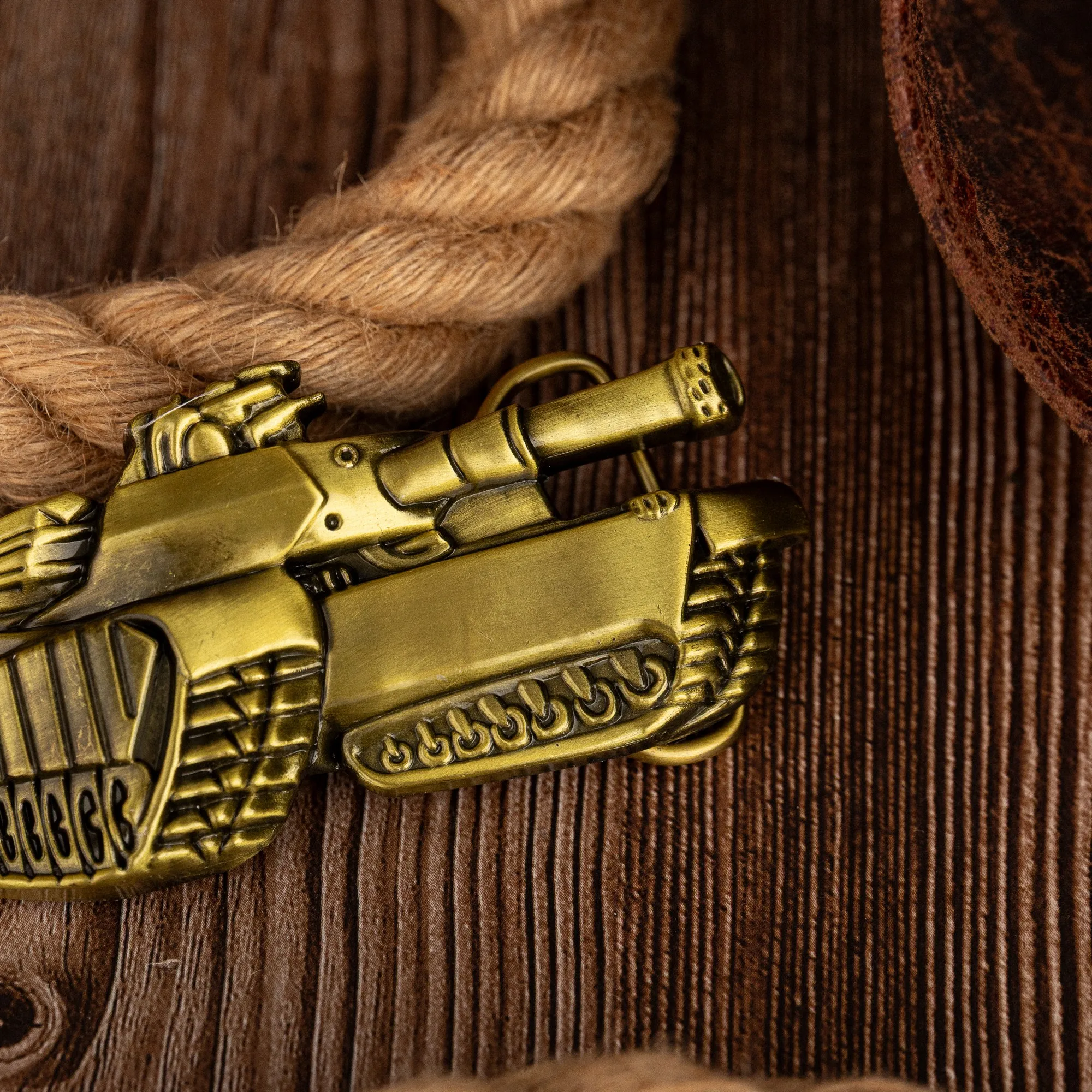 Una hebilla Tucker, una novela hebilla de cinturón de hombre moderna y versátil.