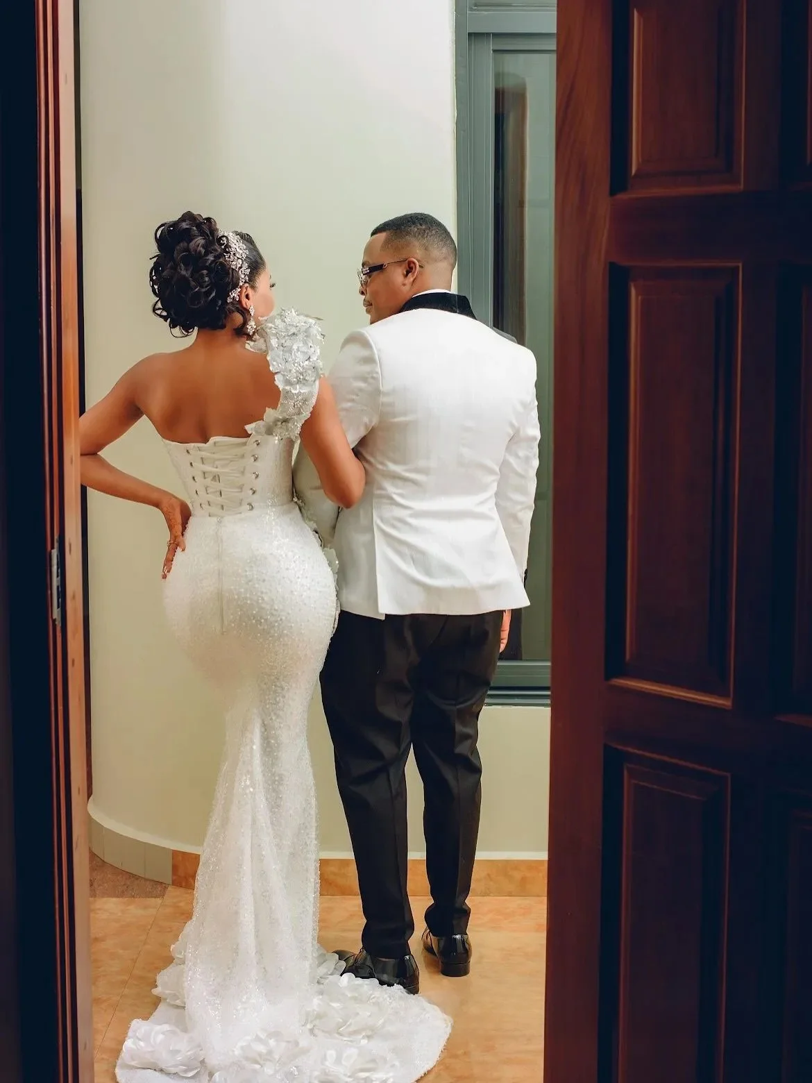 Abito da sposa africano personalizzato Abiti da sposa per la sposa Sirena Una spalla Illusione Perline Pizzo Perle Increspature Pizzo applicato