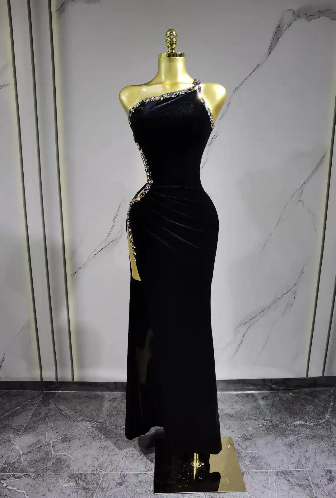 Elegancka, dopasowana sukienka w kolorze czarnym z paskiem, idealna na przyjęcia, kolacje, występy sceniczne i spotkania firmowe Y033