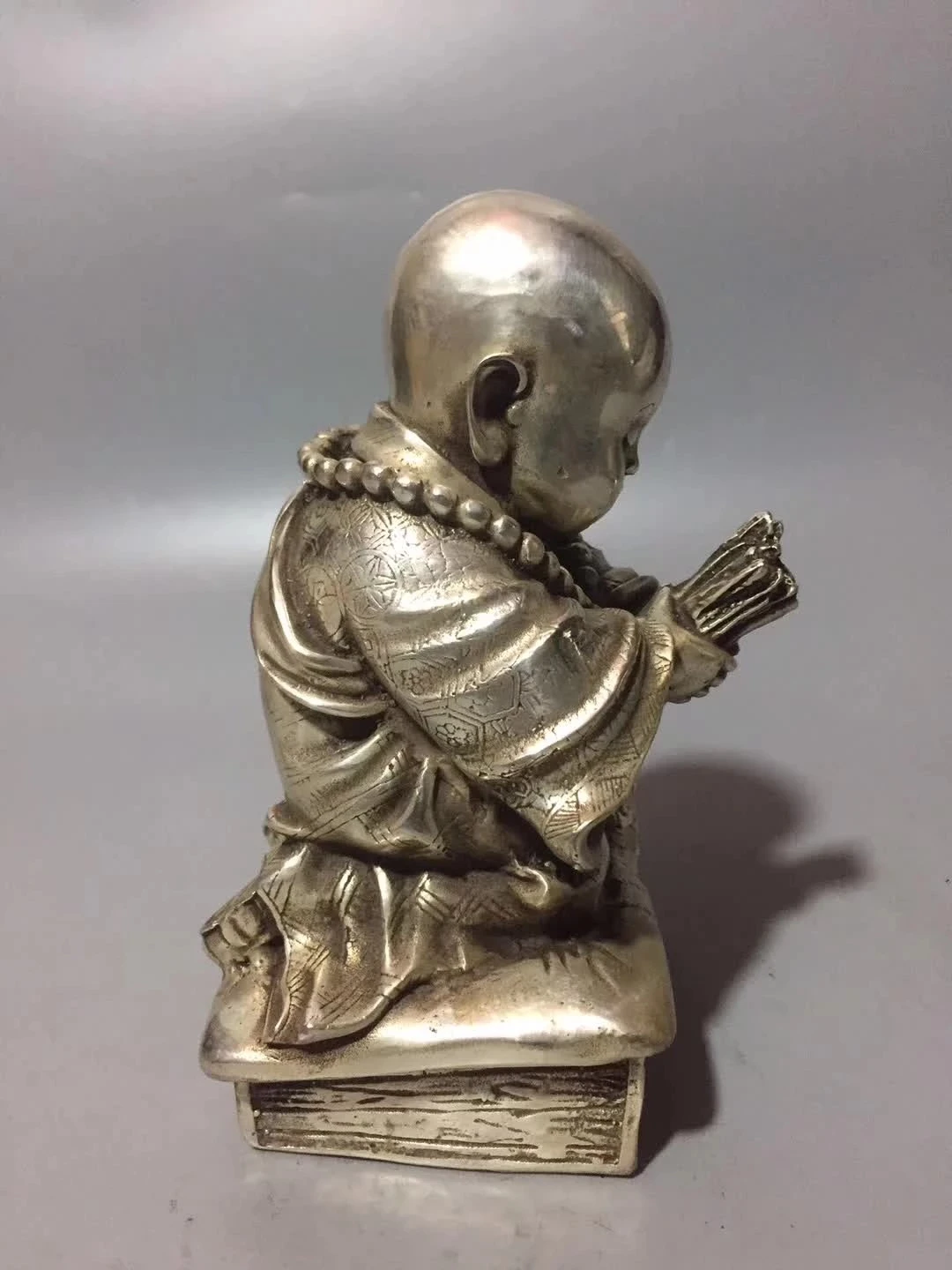 Chinese White Bronze Sculpture Small Monk Pray Blessing Happiness And Peace Small Shami Buddha Statue Home Decoration Gift