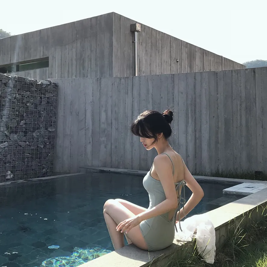 Sexy e One-Piece Small Chest Flattering Slimming Belly Covering Bal Strap Thermal Swimming Suit for Women
