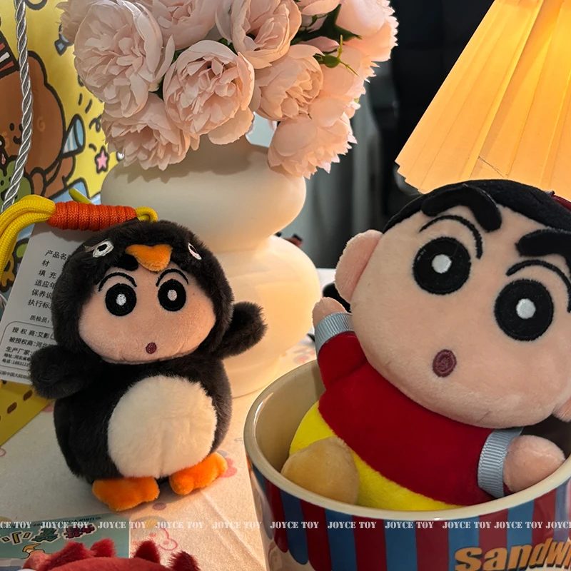 HQ con etiqueta Crayon Shin-chan Plushies lindo Anime relleno Shin Chan se convierte en Waniyama abeja tortuga muñeca mochila colgante regalos