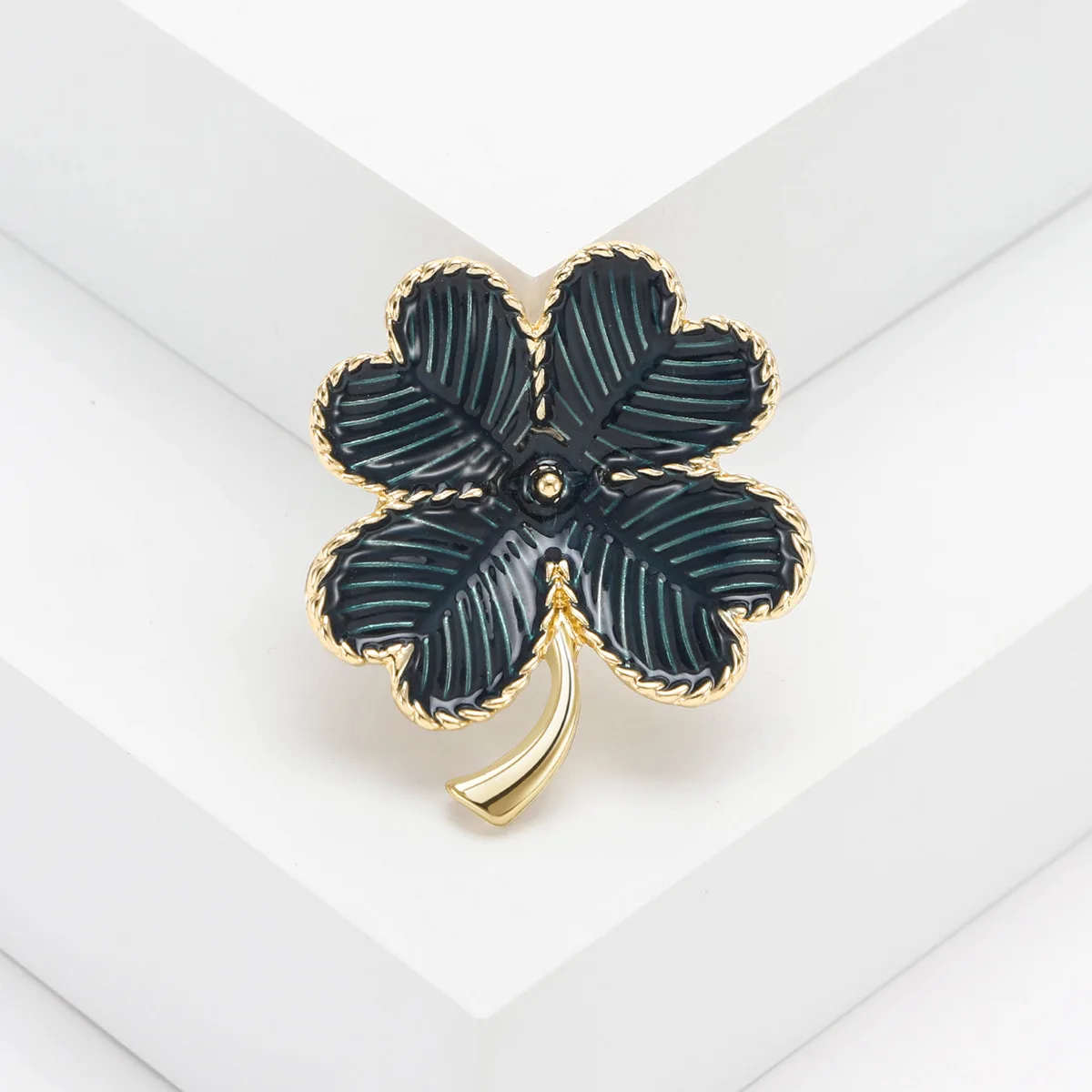 

Enamel Green Four-leaf Clover Brooch Feminine Unisexual Plant Pin Lucky Girls Can Accessorize With Event Dress Party Jewelry