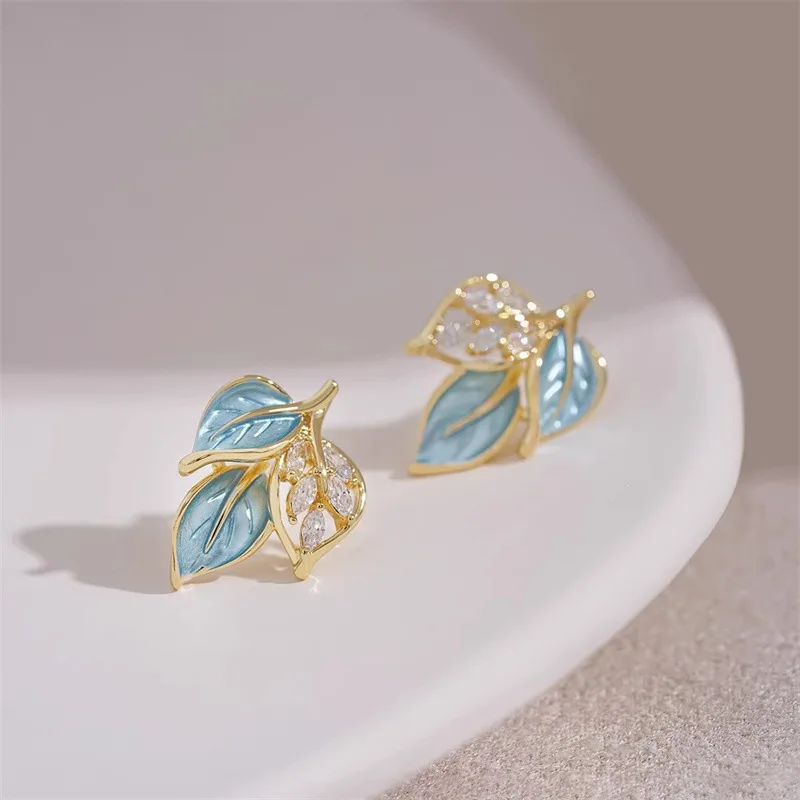Fashionable oil-drip leaf earrings, niche light luxury earrings, trendy and elegant high-end earrings for women, suitable for daily wear or as a holiday gift