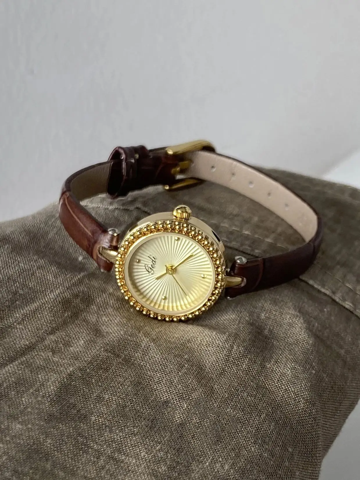 

НОВЫЕ элегантные женские часы в стиле ретро со стильным циферблатом с узором в виде лучей, ремешком из натуральной кожи, кварцевые женские часы, женский подарок