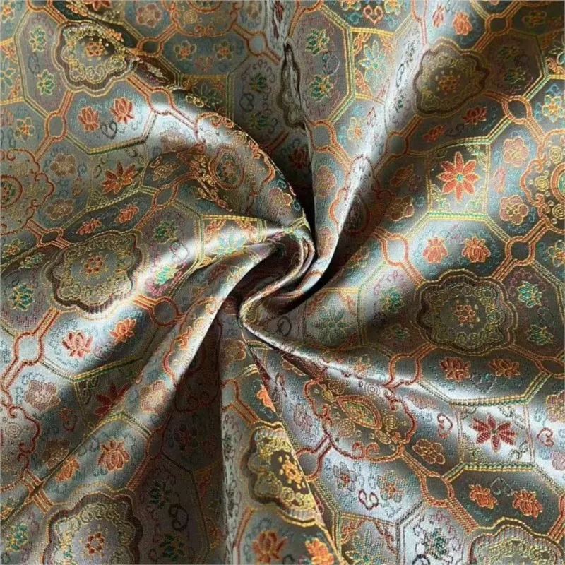 

Высокоточный Xiangyuntuan — это новая одежда Cheongsam и Han из парчовой ткани с благоприятным значениями.