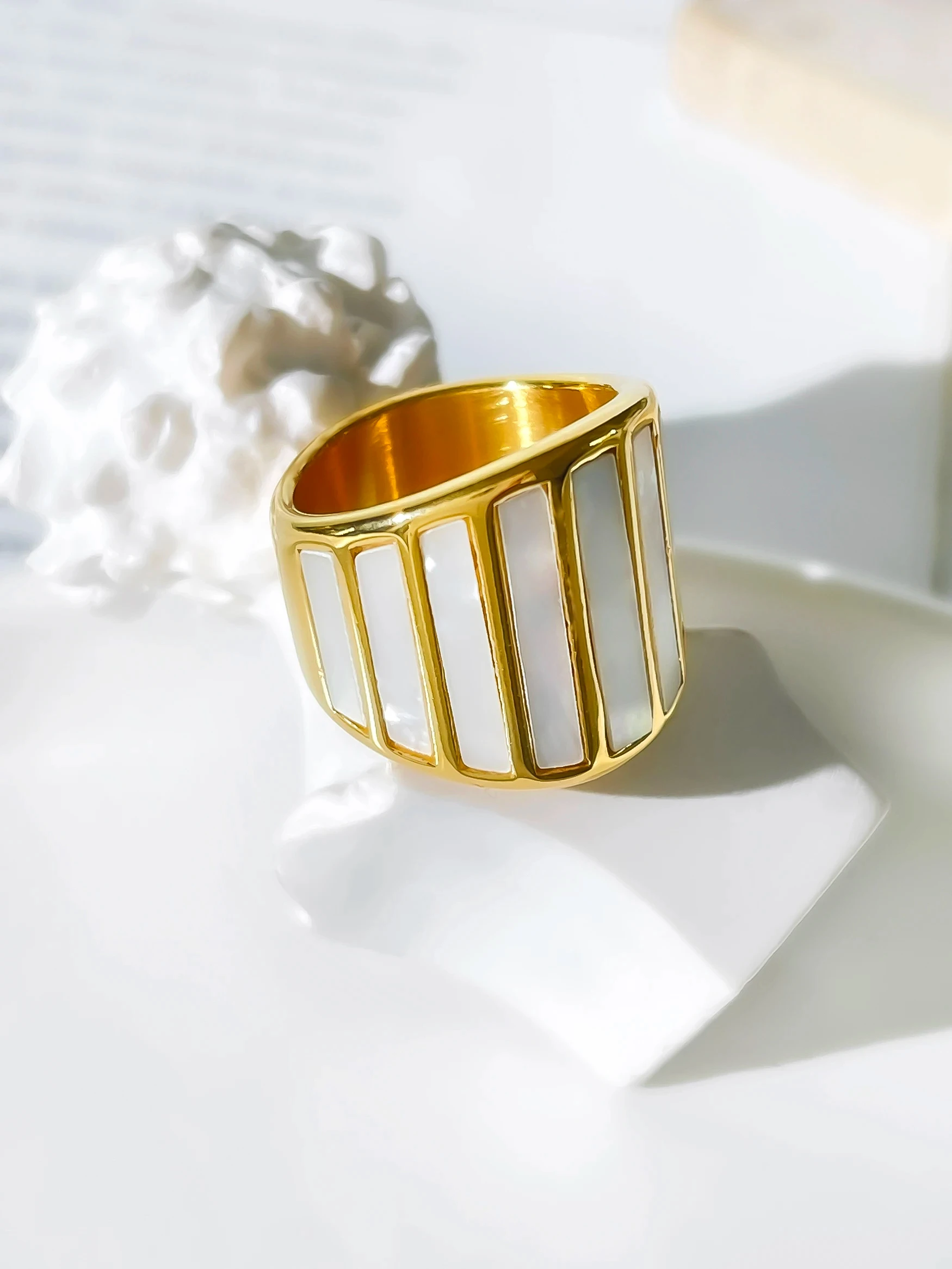 Peri'sbox مقاومة للماء الفولاذ المقاوم للصدأ مطلية بالذهب مكتنزة الطبيعية أم اللؤلؤ حلقة واسعة النطاق للنساء ، بيان مجوهرات