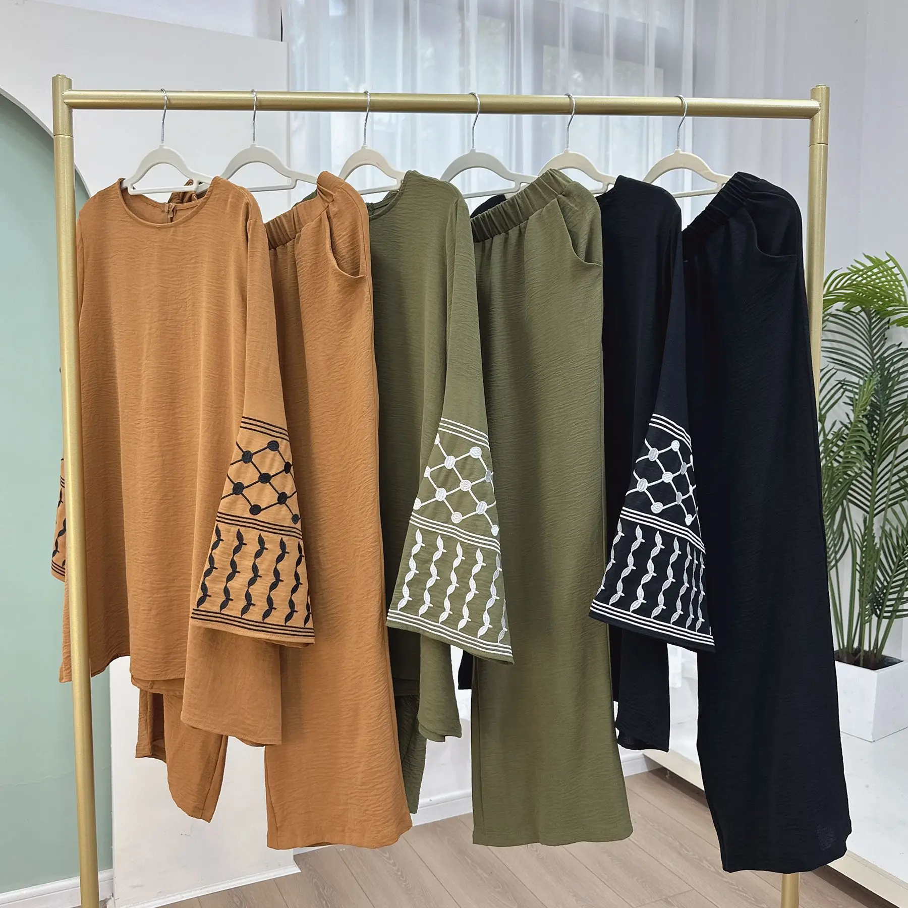 

UNI Middle East Embroidery 2pc Sets Muslim Women Clothing 2024 Luxury Dubai Top and Pants Suits Islam Plain Turkey Loose Outfits