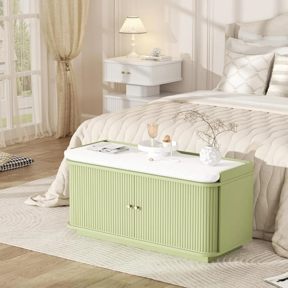 مقعد تخزين الأحذية مع خزانة بباب منزلق، وأثاث المدخل يتميز بخطافات معدنية وحشوة قابلة للتعديل لجهاز معزز