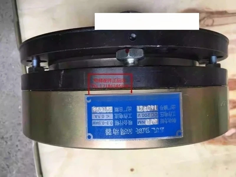 Escalator main engine power-off type main engine brake holding brake