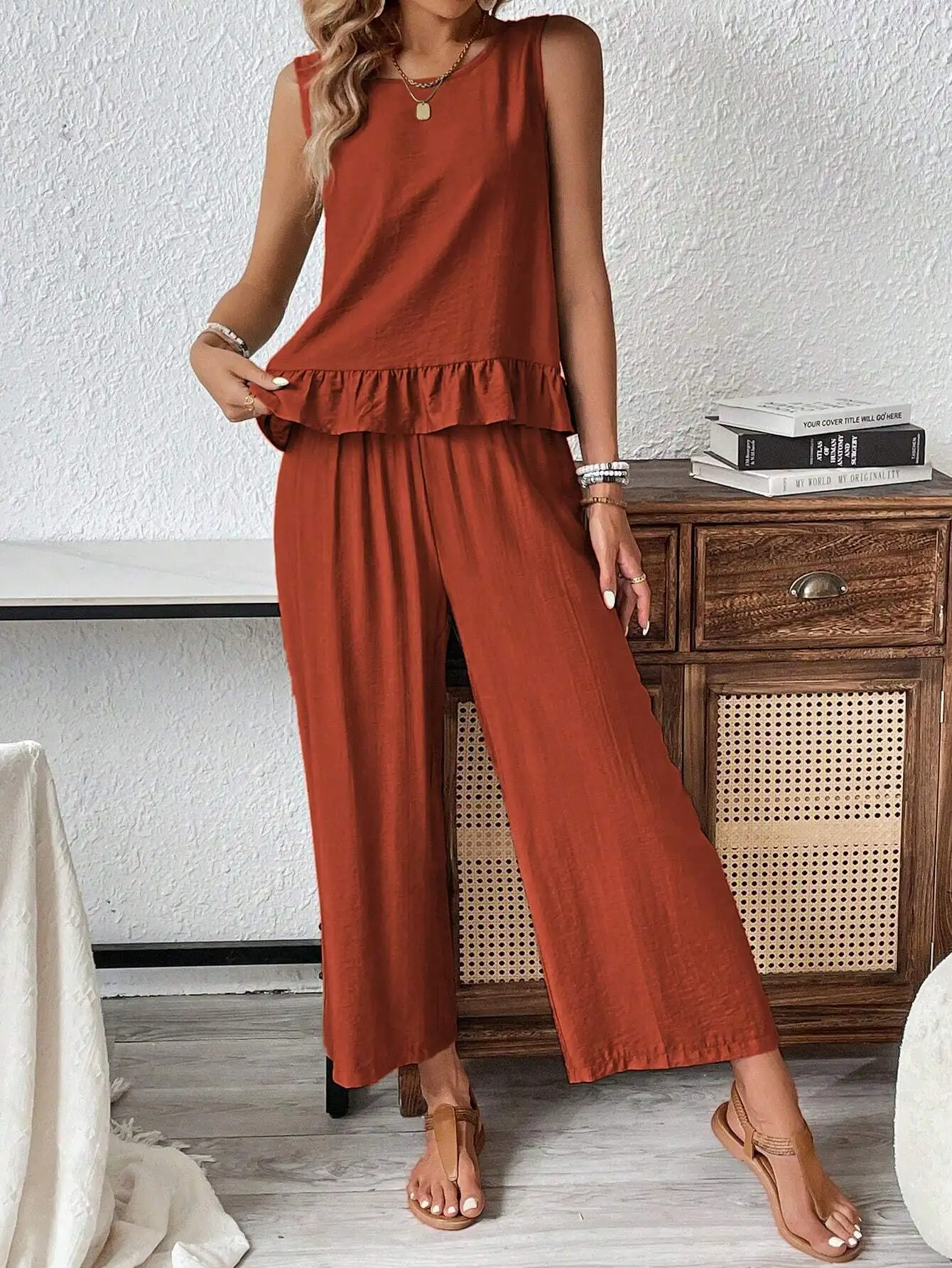 

Комплект из топа без рукавов с рюшами и широких брюк