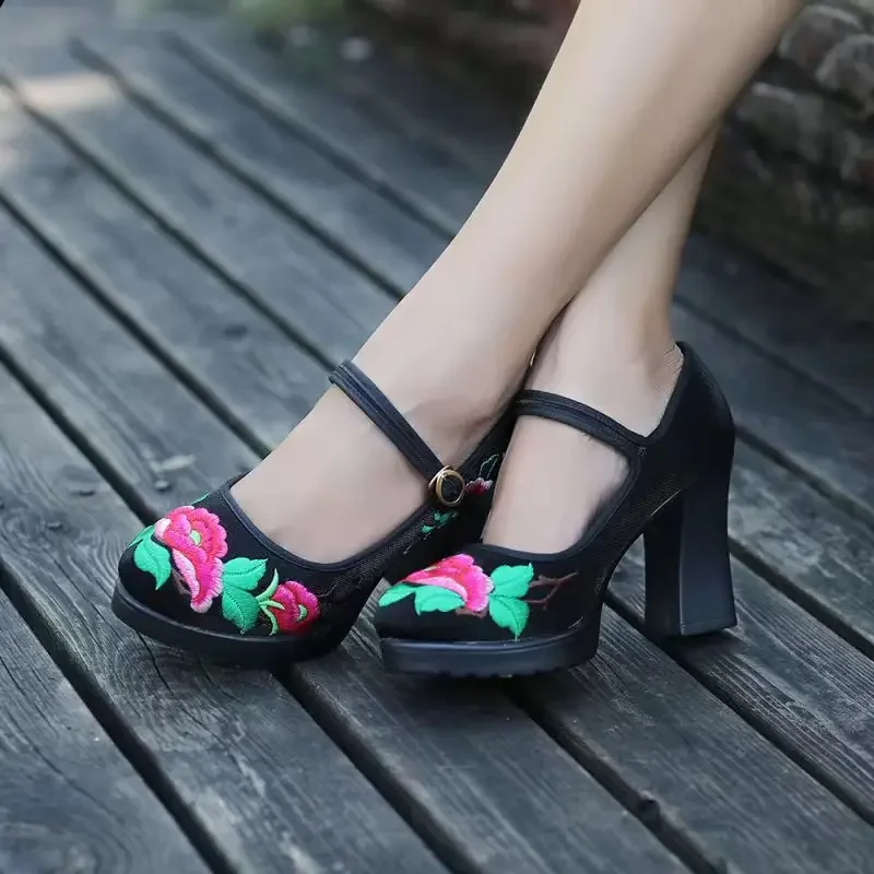 Cloud embroidery spring and summer show old Beijing cloth shoes ethnic style medium high heels embroidered cloth shoes Miao danc