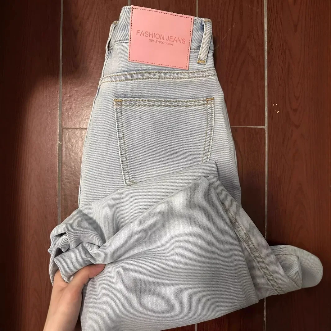 Calça jeans feminina azul claro, cintura alta, modeladora, cor clara, versátil, solta, casual, reta