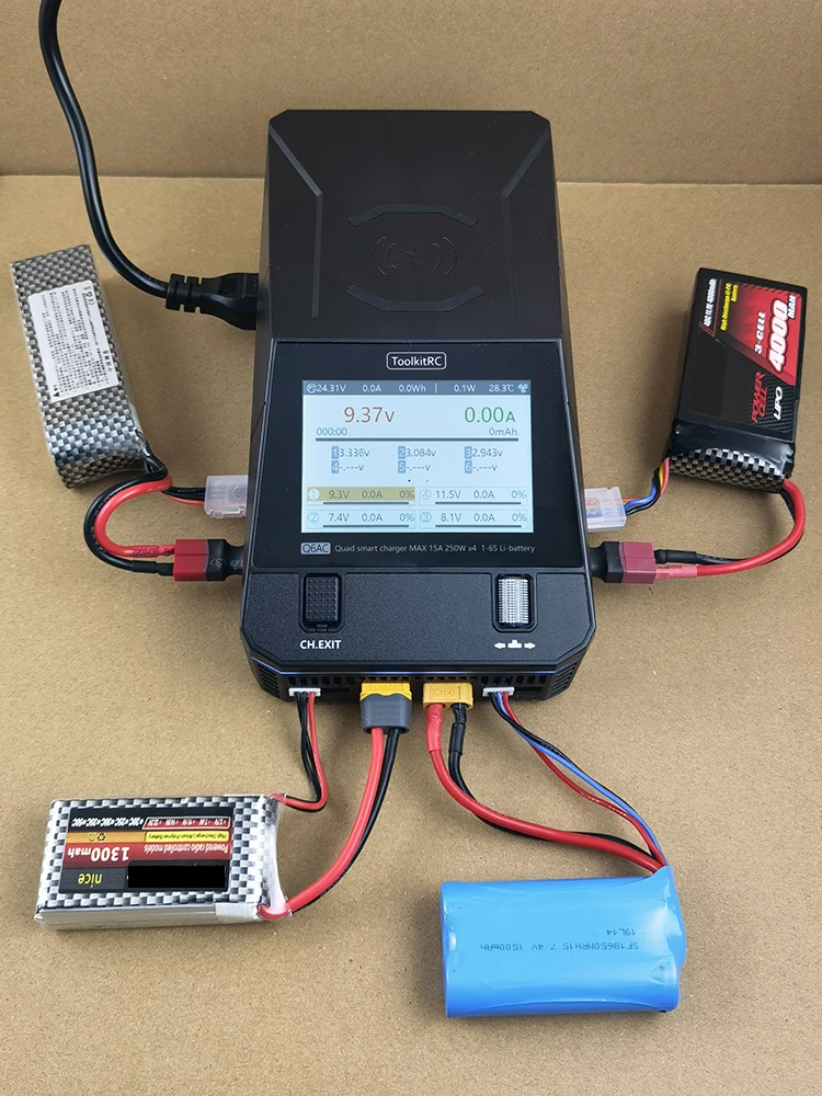 ToolkitRC Q6AC Ladegerät 4-Kanal Lipo 1-6S mit Ausgleichsspannung AC 400W DC 1000W XT60 XT30 für ferngesteuerte Spielzeugmodelle, Autos, Flugzeuge, Hochspannungs-Lithiumbatterien, USB-C 65W