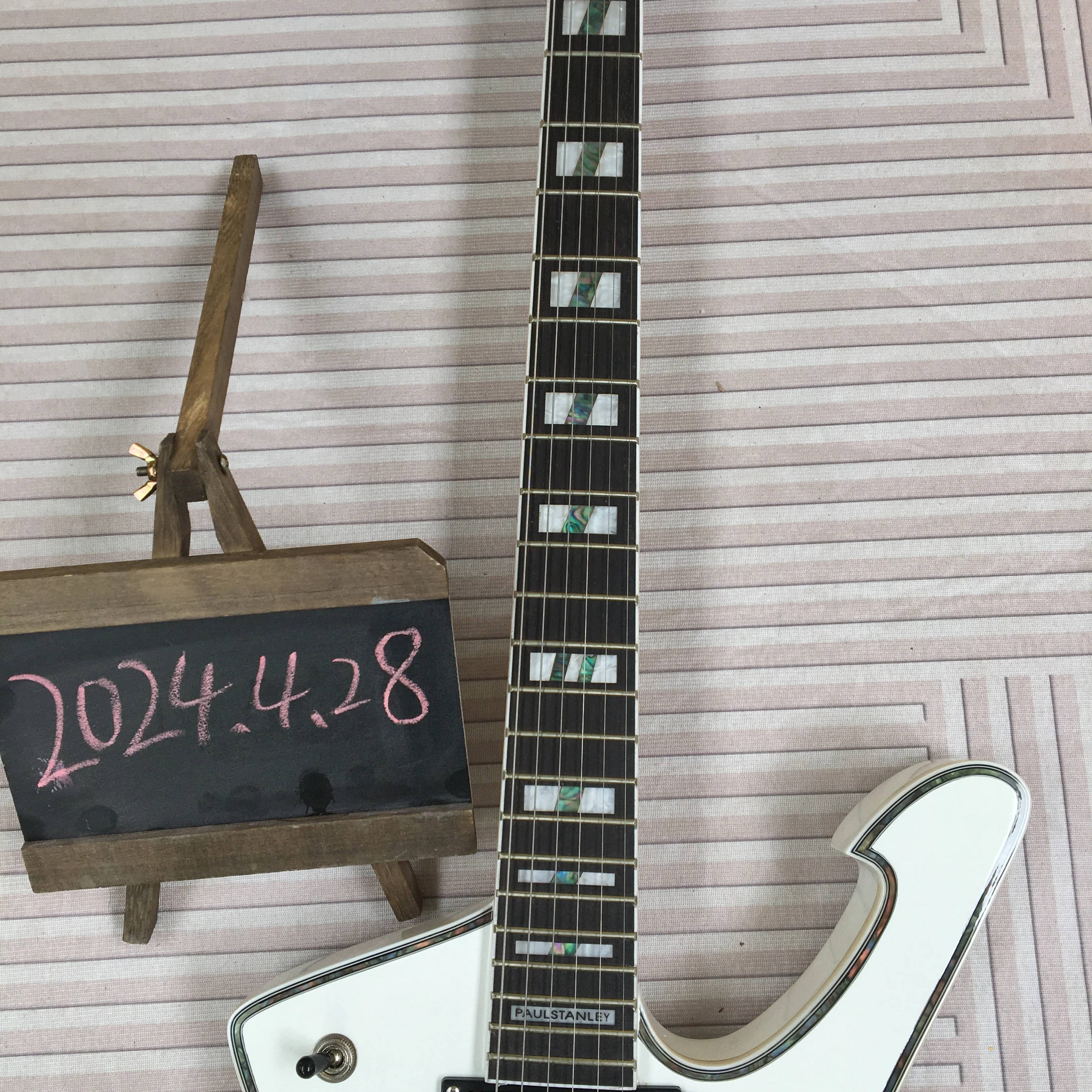 Free shipping in Stock electric guitar order immediately  white guitars 2H pickup mahogany body guitarra 6strings guitar