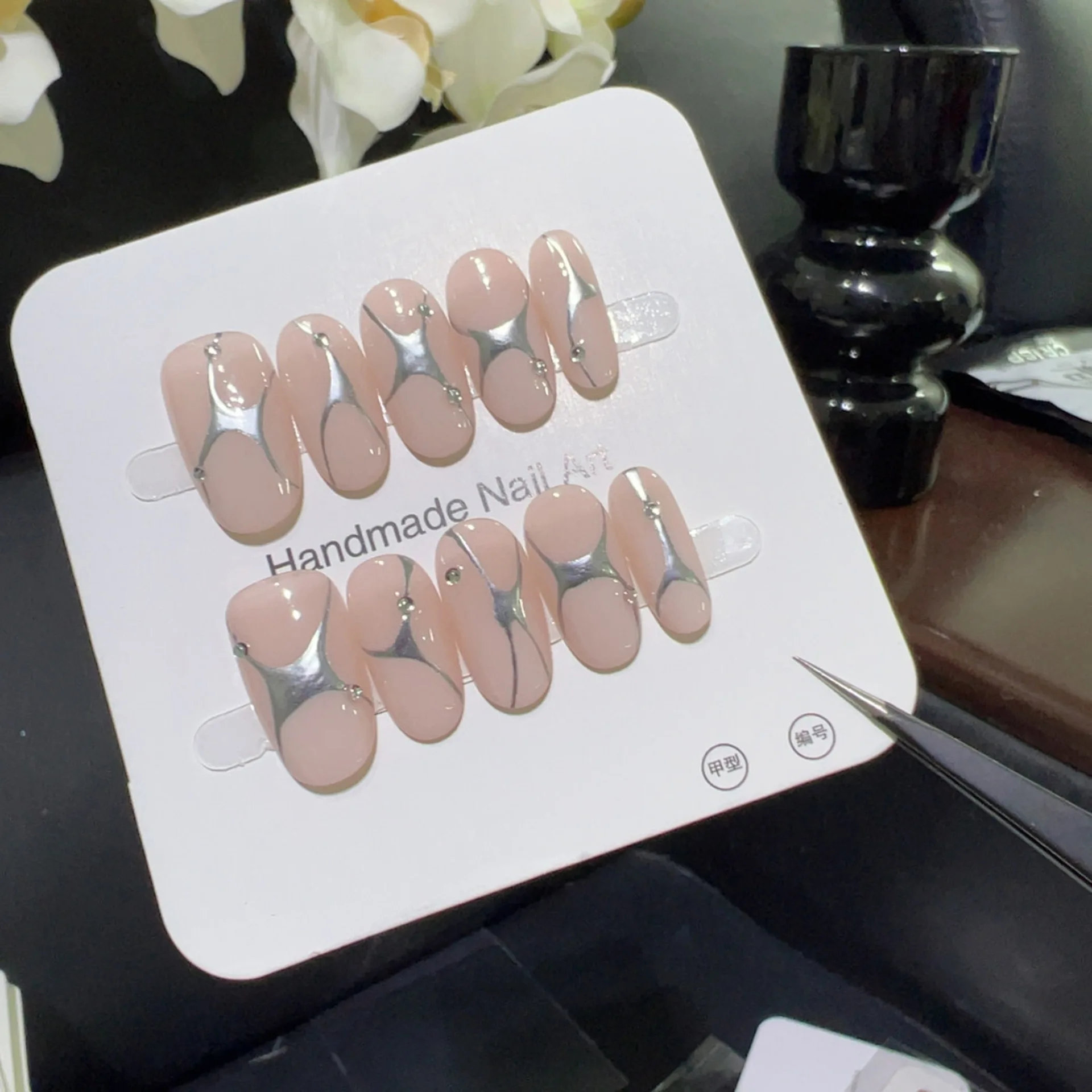 

10pcs Handmade Short Oval Press on Nails Y2K Nude Color Silvery Line Rhinestone Design Fake Nails Wearable False Nails Hot Girls