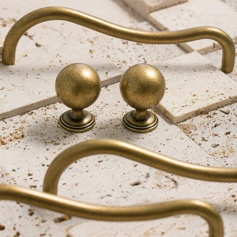 Antiker Bronze Unregelmäßiger Messinggriff für Schrank- und Kleiderschranktüren, Retro-Einlochknopf für Schubladen, Schuhregale, Möbelgriffe – Detail 9