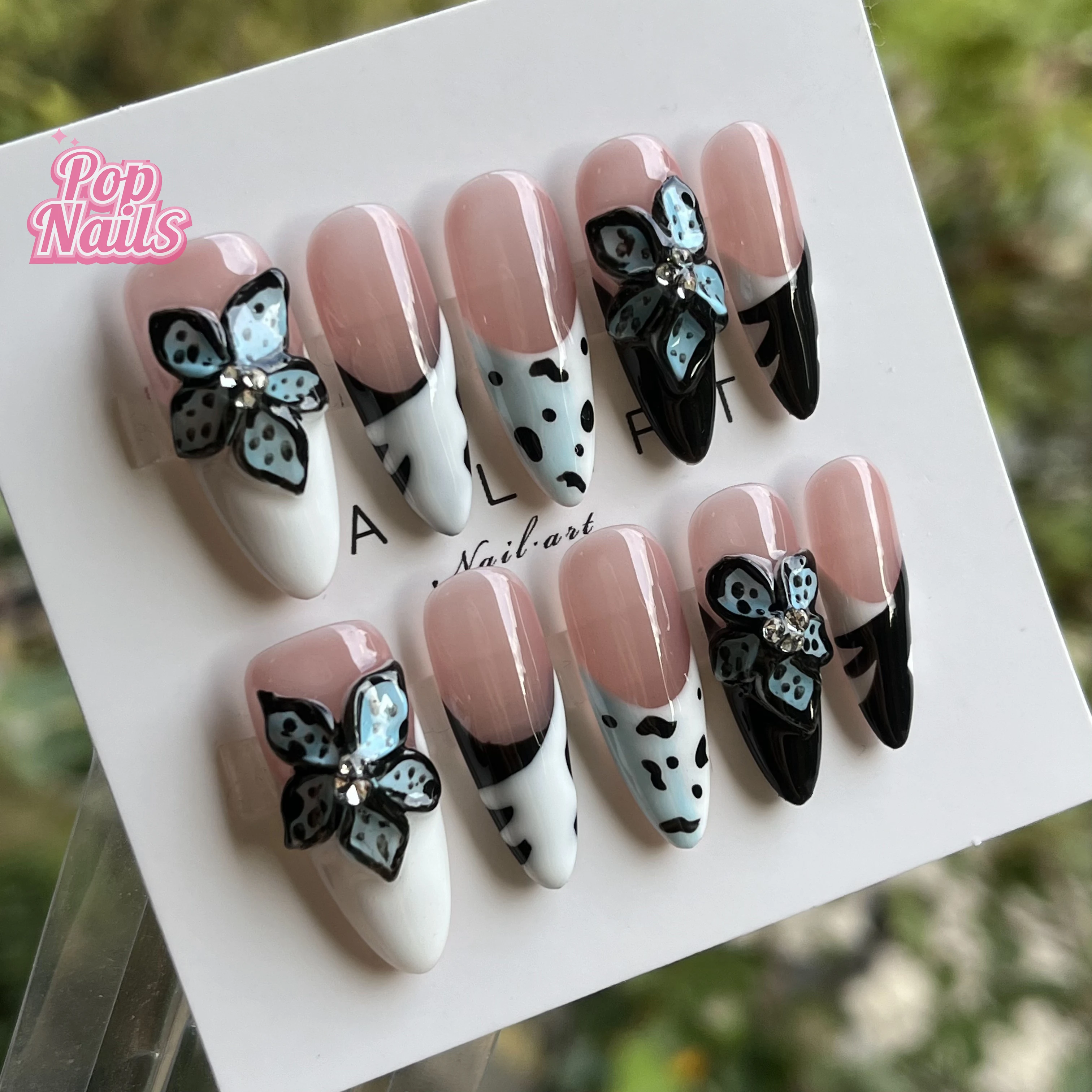 

3d Press on Nails Французский наконечник Синие и черные цветы Модный ручной принт Праздничный отпуск Цветок Белый длинный миндаль Шпилька 3D Nail