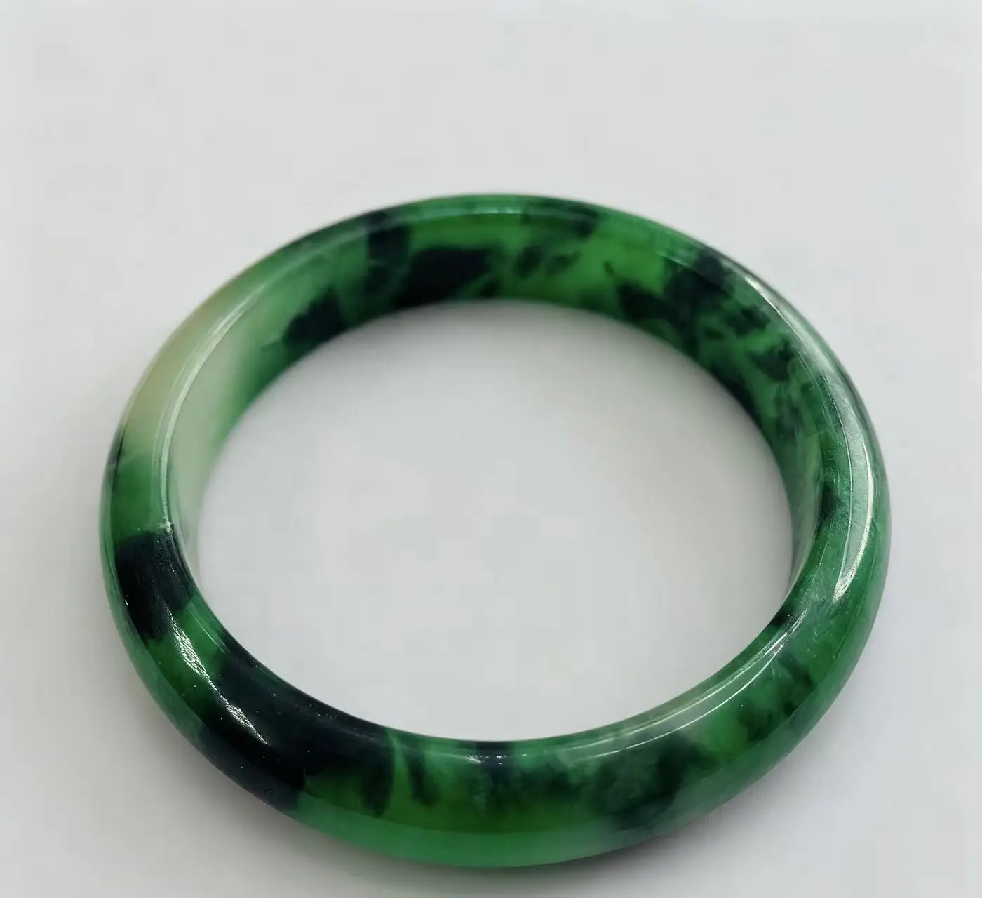 

Realistic shooting of light green flower dual color 55.6mm jade bracelet