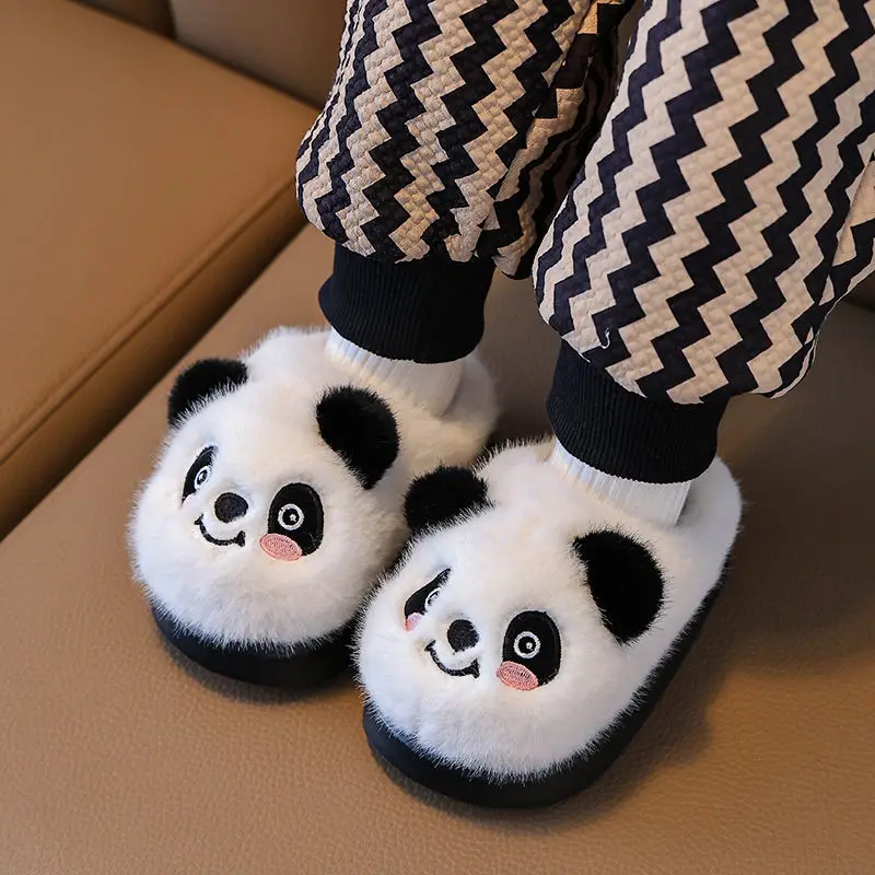 Zapatillas de panda para padres e hijos, zapatos sin cordones peludos para invierno, pantuflas de diseño de animales esponjosos para interiores, chanclas de piel para bebés y niñas, novedad de 2024